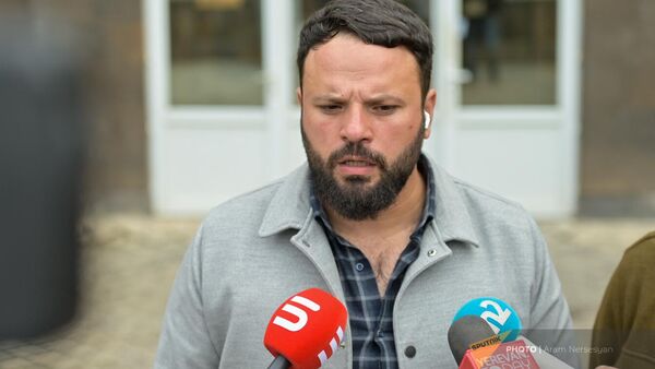 Александр Кочубаев перед зданием суда во время закрытого судебного заседания по делу Лeвона Кoчаряна (18 октября 2023). Еревaн - Sputnik Армения