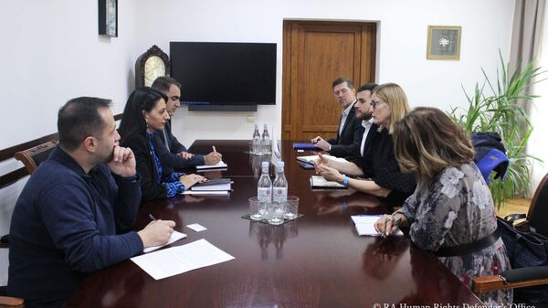 Защитник прав человека Анаит Манасян приняла делегацию юриста и эксперта по верховенству права USAID по Мелиссы Хупер (19 октября 2023). Еревaн - Sputnik Армения