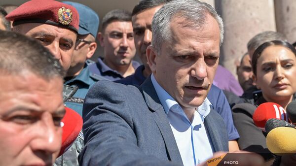 Президент Нагорного Карабаха Самвел Шахраманян обращается к собравшимся перед зданием представительства НКР в Ереване гражданам (20 октября 2023). Еревaн - Sputnik Армения
