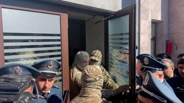 Сотрудники спецназа появились у представительства Нагорного Карабаха в Ереване - Sputnik Армения