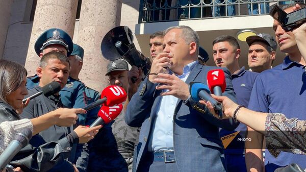Президент Нагорного Карабаха Самвел Шахраманян обращается к собравшимся перед зданием представительства НКР в Ереване гражданам (20 октября 2023). Еревaн - Sputnik Армения