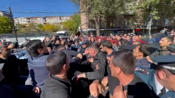 Кадры стычки между представителями администрации Самвела Шахраманяна и протестующими  - Sputnik Армения