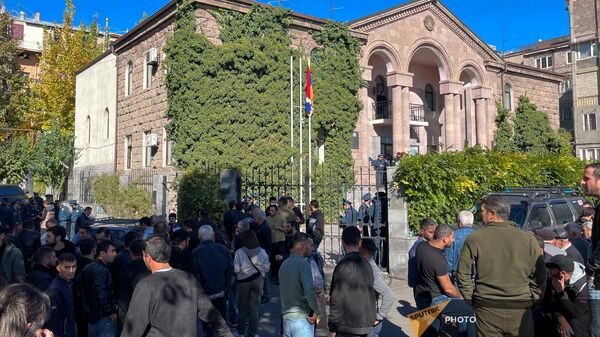 Граждане перед зданием представительства Нагорного Карабаха в Армении (20 октября 2023). Еревaн - Sputnik Армения