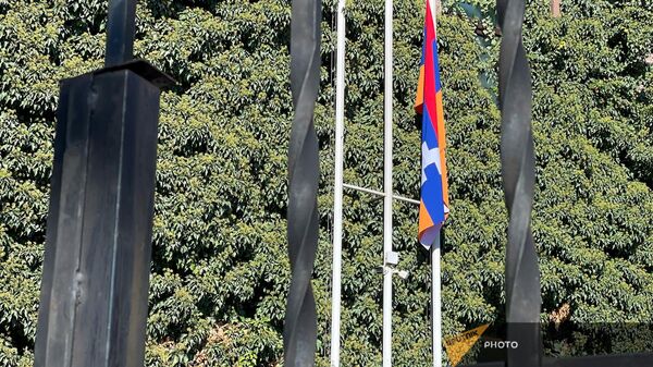 Флаг Нагорного Карабаха перед зданием представительства НКР в Армении (20 октября 2023). Еревaн - Sputnik Армения