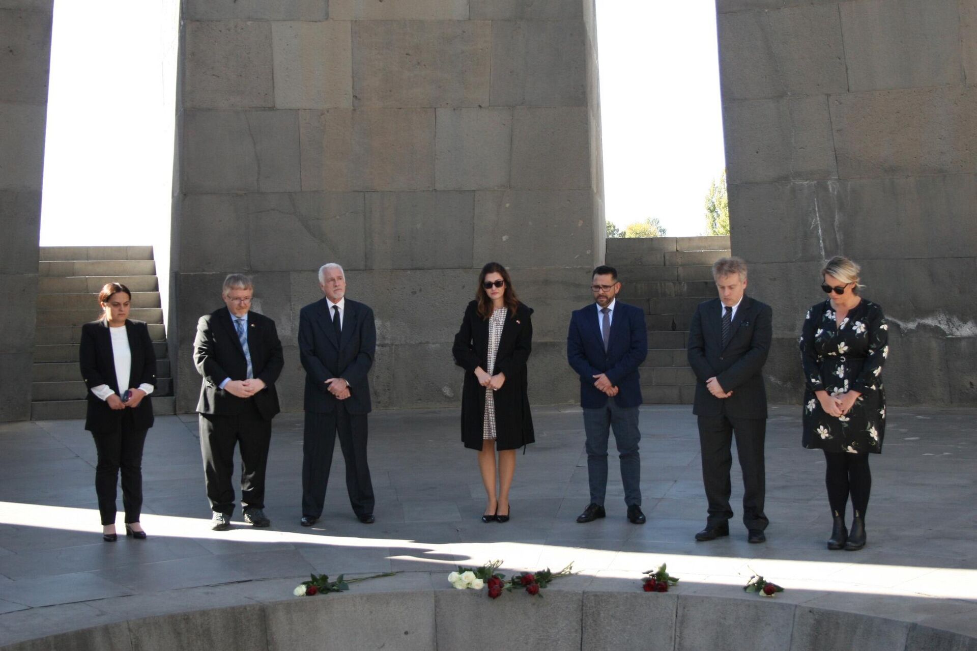 Посол Канады Эндрю Тернер (второй слева) посетил Мемориал Геноцида армян (20 октября 2023). Еревaн - Sputnik Армения, 1920, 20.10.2023
