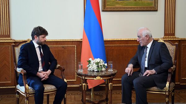 Президент Ваагн Хачатурян в президентской резиденции встретился с Чрезвычайным и Полномочным Послом Франции Оливье Декотиньи (20 октября 2023). Еревaн - Sputnik Армения