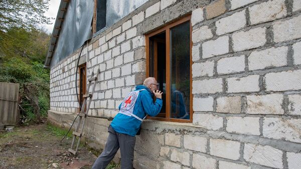 Сотрудники МККК обходят дома оставшихся армян в Карабахе - Sputnik Армения