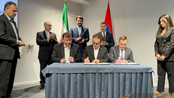 Официальная церемония подписания контракта в рамках инвестиционного проекта дорожного коридора Север-Юг – 4-й транш (23 октября 2023). Еревaн - Sputnik Армения