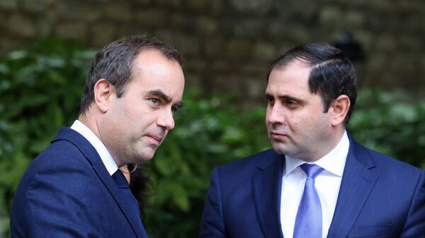 Министры обороны Армении и Франции Сурен Папикян и Себастьен Лекорню на встрече  (23 октября 2023). Париж - Sputnik Армения