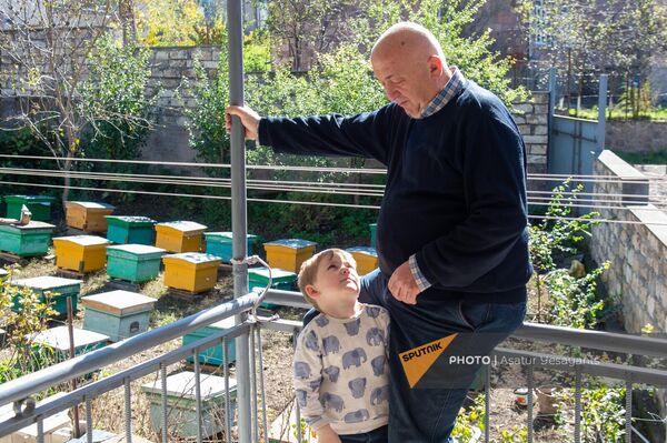 Житель общины Горис Армен Ишханян с внуком у пасеки - Sputnik Армения