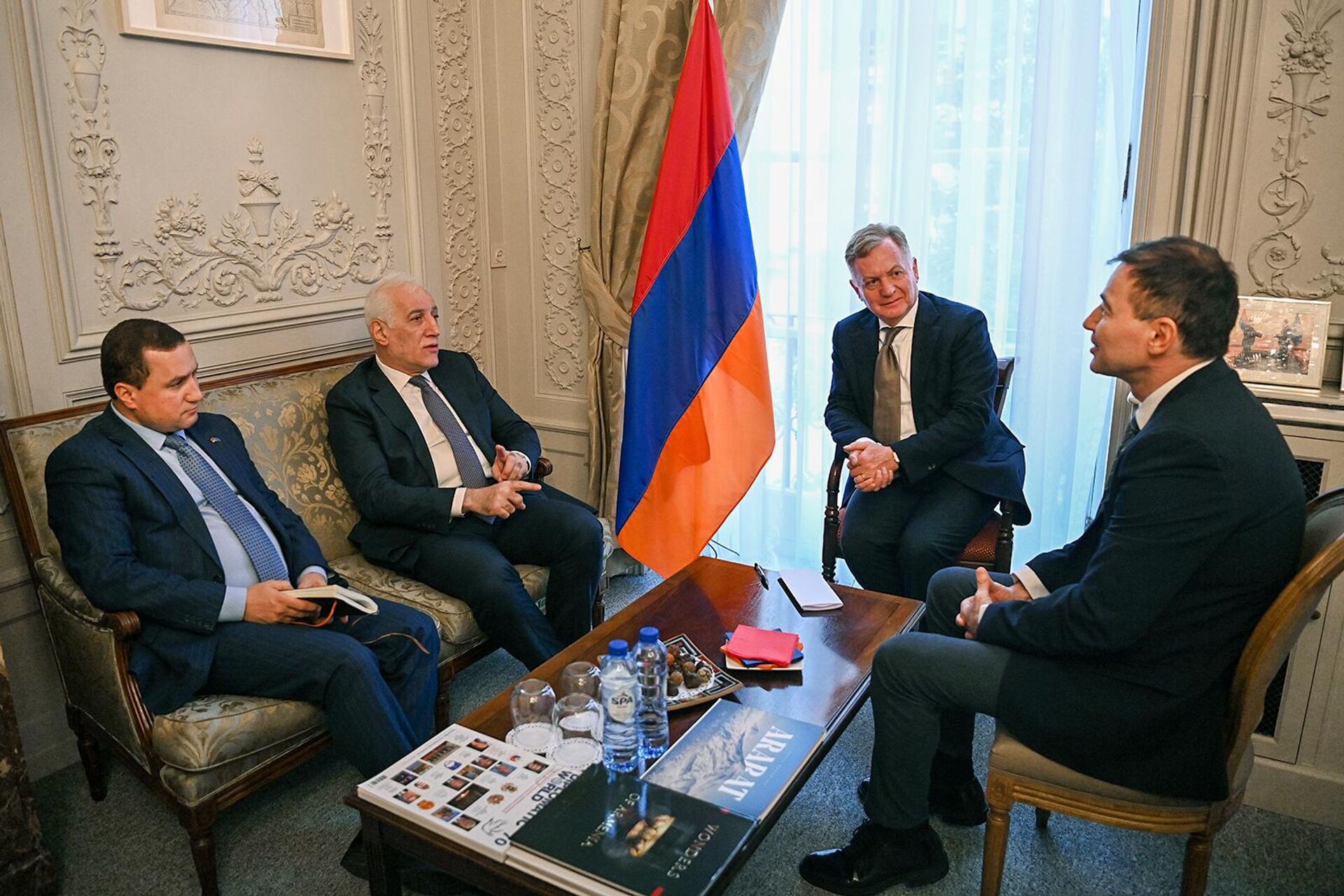 Президент Ваагн Хачатурян встретился с постоянным докладчиком по вопросам Армении в Европарламенте Андреем Ковачевым (24 октября 2023). Брюссель  - Sputnik Արմենիա, 1920, 24.10.2023