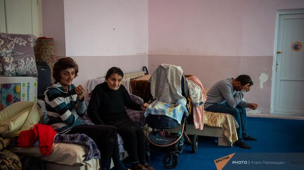 Вынужденные переселенцы из Нагорного Карабаха во временном жилье в старом здании школы села Хнаберд Араратской области - Sputnik Армения
