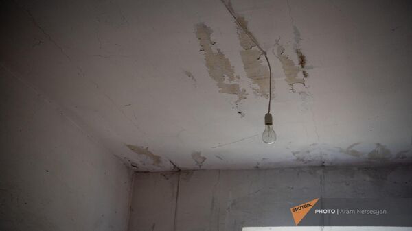 Временное жилье вынужденных переселенцев из Нагорного Карабаха в старом здании школы села Хнаберд Араратской области - Sputnik Արմենիա