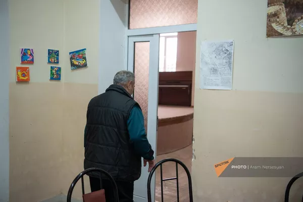 Вынужденный переселенец из Нагорного Карабаха во временном жилье в здании Дома культуры села Хнаберд Араратской области Вынужденный переселенец из Нагорного Карабаха во временном жилье в здании Дома культуры села Хнаберд Араратской области - Sputnik Армения