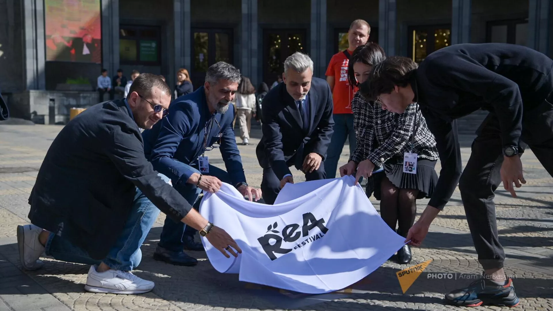 Церемония открытия звезд Валентина Подпомогова и Льва Араманова у кинотеатра Москва (25 октября 2023). Еревaн Церемония открытия звезд Валентина Подпомогова и Льва Араманова у кинотеатра Москва (25 октября 2023). Еревaн - Sputnik Армения, 1920, 25.10.2023