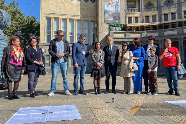 Церемония открытия звезд Валентина Подпомогова и Льва Араманова у кинотеатра Москва (25 октября 2023). Еревaн Церемония открытия звезд Валентина Подпомогова и Льва Араманова у кинотеатра Москва (25 октября 2023). Еревaн - Sputnik Армения