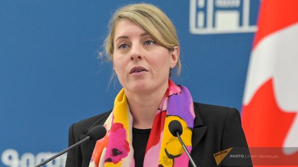 Министр иностранных дел Канады Мелани Жоли на совместной пресс-конференции с армянским коллегой по итогам встречи (25 октября 2023). Еревaн - Sputnik Армения
