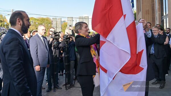 Церемония поднятия флага Канады во время открытия посольства в Армении (25 октября 2023). Еревaн - Sputnik Армения