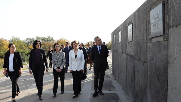 Министр культуры Франции Рима Абдул Малак посетила мемориальный комплекс Цицернакаберд (26 октября 2023). Еревaн - Sputnik Армения