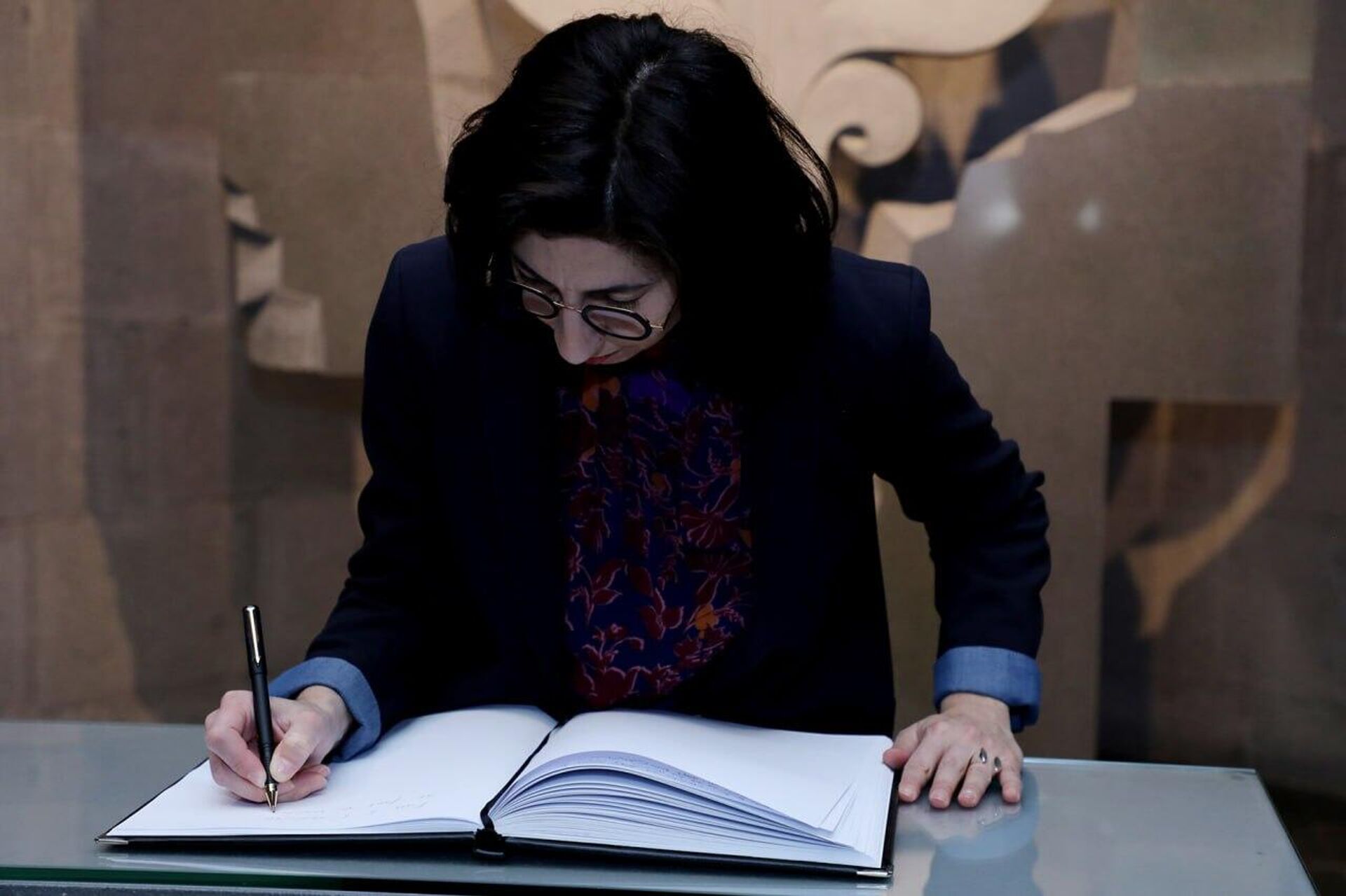 Министр культуры Франции Рима Абдул Малак посетила музей Геноцида армян (26 октября 2023). Еревaн - Sputnik Армения, 1920, 26.10.2023