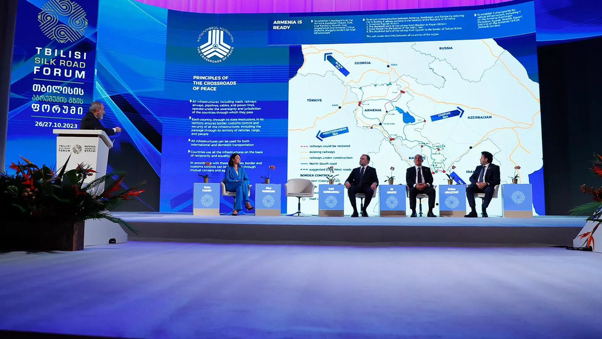 Премьер-министр Никол Пашинян во время выступления на Тбилисском форуме Шелкового пути (26 октября 2023). Тбилиси Премьер-министр Никол Пашинян во время выступления на Тбилисском форуме Шелкового пути (26 октября 2023). Тбилиси - Sputnik Армения, 1920, 27.10.2023