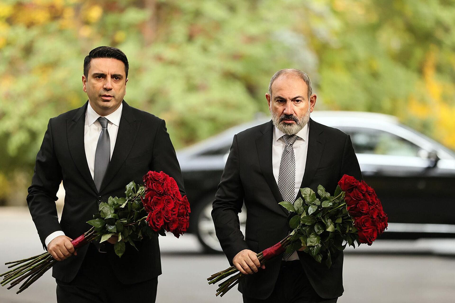 Премьер-министр Никол Пашинян и спикер НС Ален Симонян возложили цветы к памятнику жертв преступления 27 октября 1999 года (27 октября 2023). Еревaн - Sputnik Армения, 1920, 27.10.2023