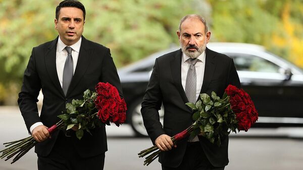 Премьер-министр Никол Пашинян и спикер НС Ален Симонян возложили цветы к памятнику жертв преступления 27 октября 1999 года (27 октября 2023). Еревaн - Sputnik Армения