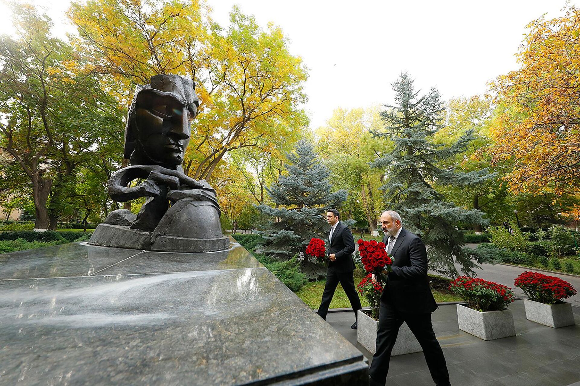 Премьер-министр Никол Пашинян и спикер НС Ален Симонян возложили цветы к памятнику жертв преступления 27 октября 1999 года (27 октября 2023). Еревaн - Sputnik Արմենիա, 1920, 27.10.2023