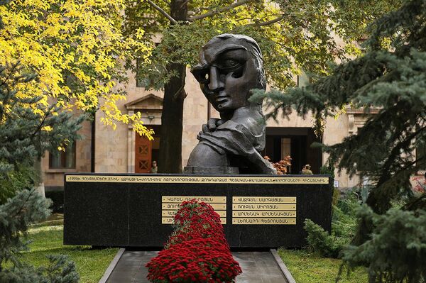 Հոկտեմբերի 27–ի զոհերի հիշատակին նվիրված հուշակոթողը - Sputnik Արմենիա