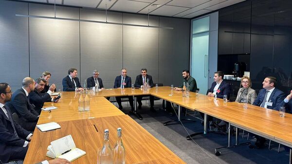 Վահան Քերոբյանը և նրա տեղակալ Ռաֆայել Գևորգյանը` HSBC բանկի ներկայացուցիչների հետ հանդիպման ժամանակ - Sputnik Արմենիա