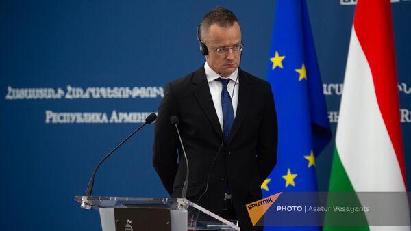 Совместная пресс-конференция министров иностранных дел Армении и Венгрии Арарата Мирзояна и Петера Сийярто по окончанию встречи (27 октября 2023). Еревaн - Sputnik Армения