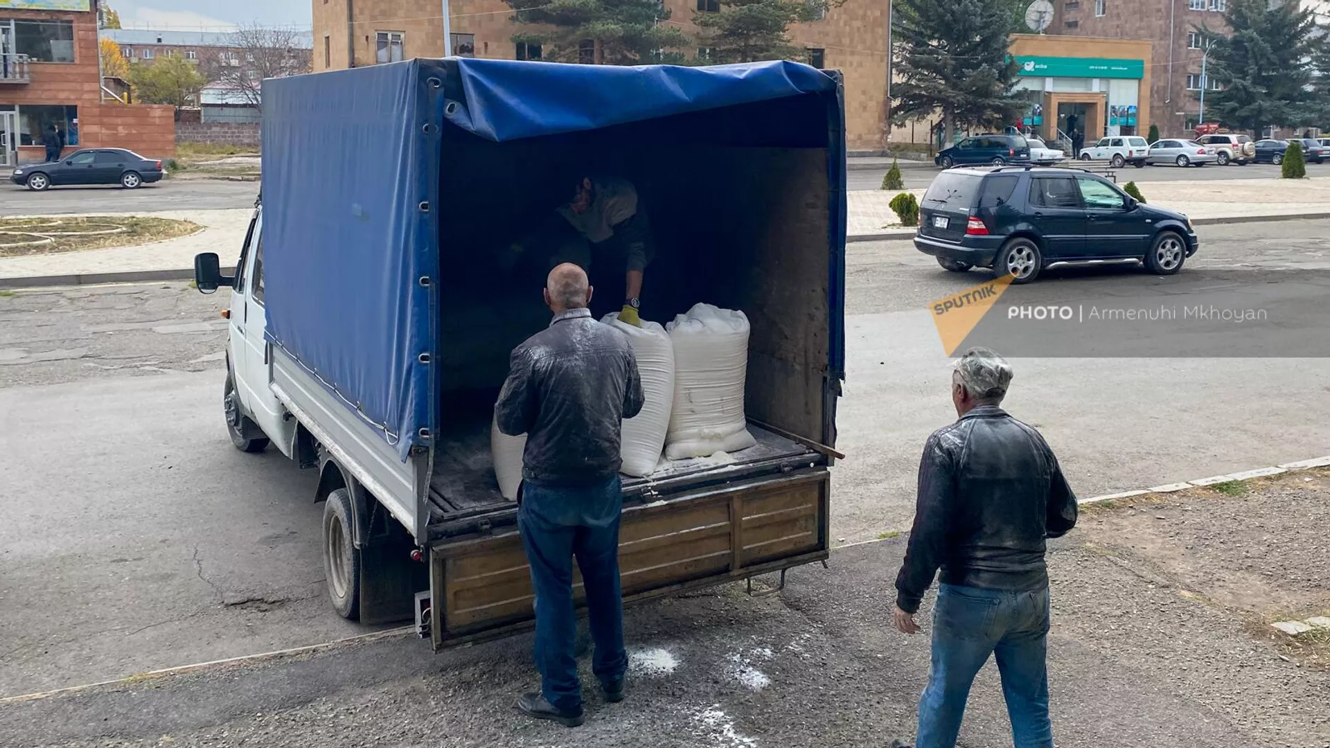 Русский дом в Гюмри передает муку администрациям Моралика и Артика для вынужденно перемещенных семей из Нагорного Карабаха Русский дом в Гюмри передает муку администрациям Моралика и Артика для вынужденно перемещенных семей из Нагорного Карабаха - Sputnik Армения, 1920, 27.10.2023