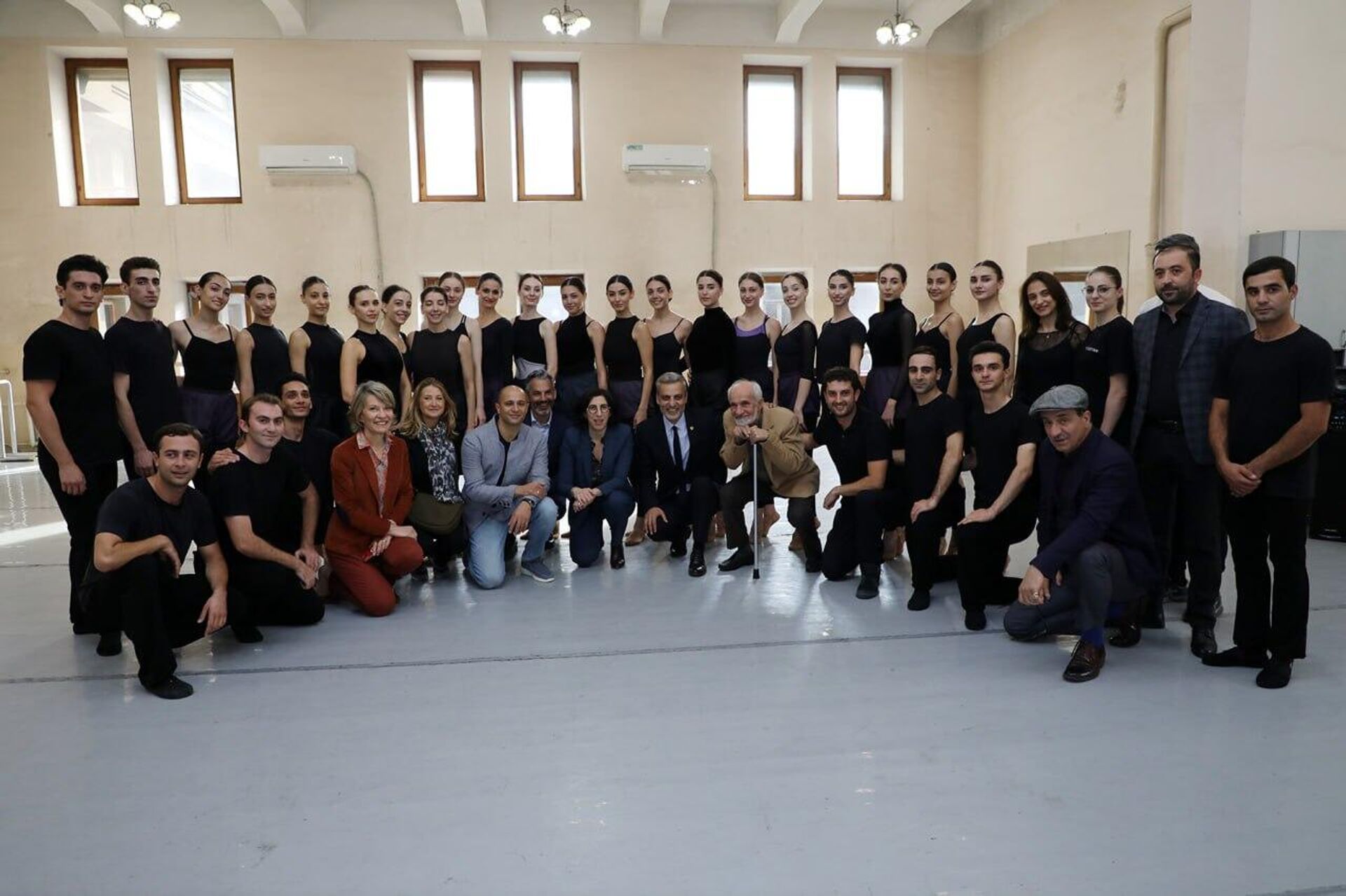 Делегация во главе с Римой Абдул Малак посетила Национальный академический театр оперы и балета (27 октября 2023). Еревaн - Sputnik Армения, 1920, 27.10.2023