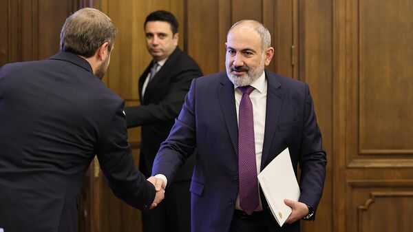 Премьер-министр Никол Пашинян во время обсуждения проекта государственного бюджета 2024 года на совместном заседании постоянных комиссий НС (30 октября 2023). Еревaн - Sputnik Армения
