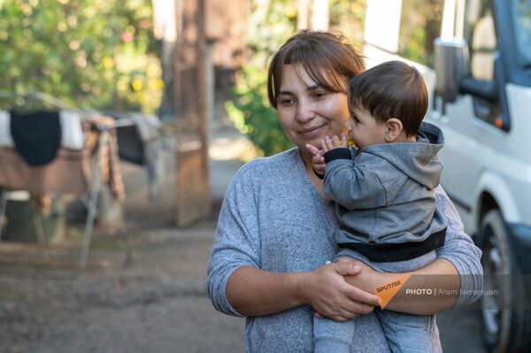Вынужденная переселенка из Степанакерта Сюзи с восьмимесячным сыном Давидом в Баграташене - Sputnik Армения
