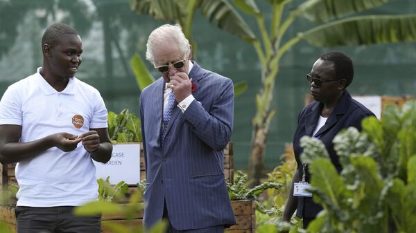 Король Карл III (в центре) посетил городской фермерский проект в больнице Мама Люси в Найроби (31 октября 2023). Кения - Sputnik Армения