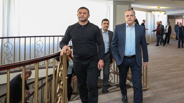 Президент Нагорного Карабаха Самвел Шахраманян прибывает на закрытую встречу с депутатами НКР (1 ноября 2023). Еревaн - Sputnik Армения