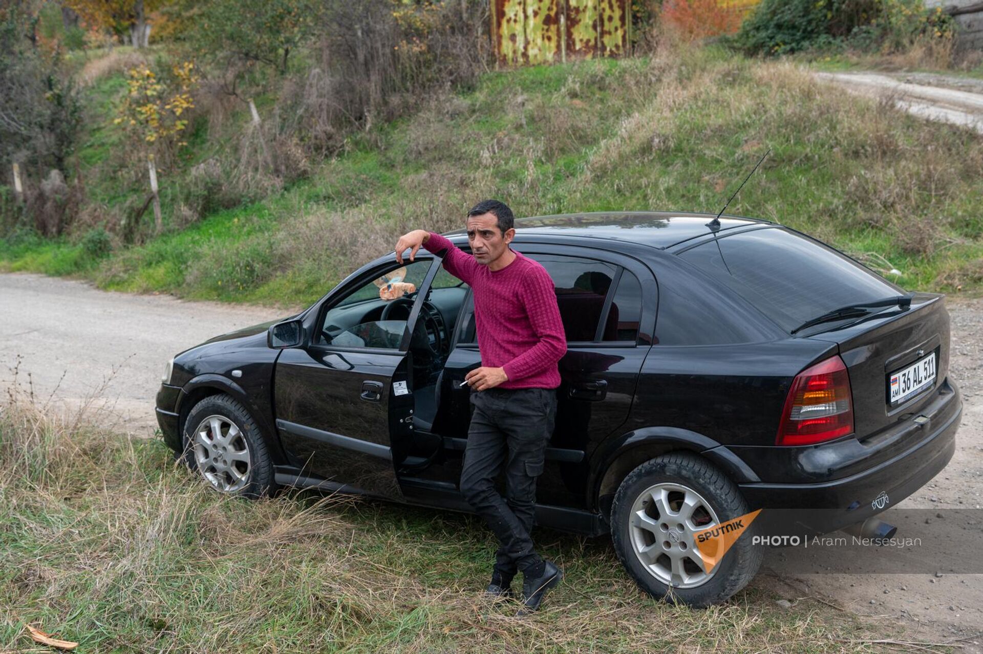 Вынужденный переселенец из села Хачен Аскеранского района, 36-летний Гурген Овсепян рядом с новой машиной - Sputnik Արմենիա, 1920, 01.11.2023