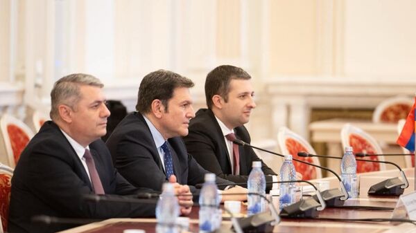 Замминистра иностранных дел Паруйр Ованнисян встретился с председателем комитета по внешней политике Сената Румынии Титусом Корлацаном (1 ноября 2023). Бухарест - Sputnik Армения