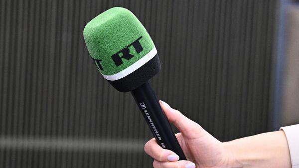 Микрофон с символикой RT - Sputnik Армения