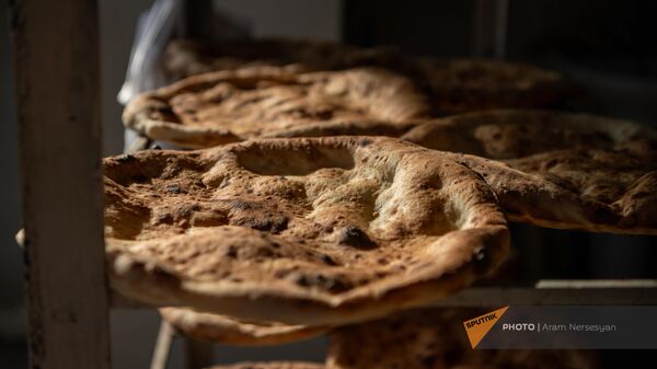 Хлеб пури в пекарне  - Sputnik Армения