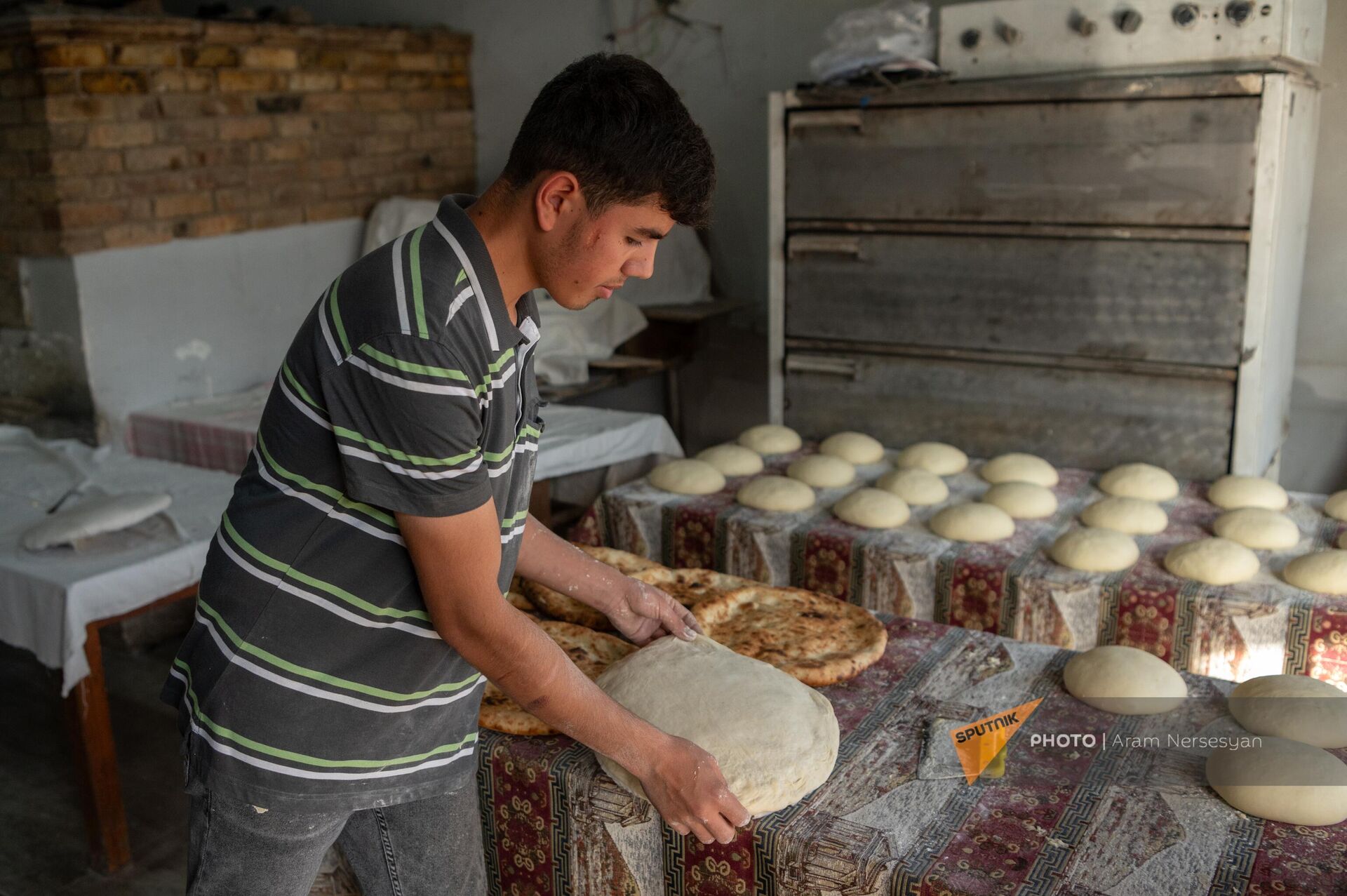 Мхо из Шуши работает пекарем в пекарне Дедо Бабо в Дилижане - Sputnik Армения, 1920, 04.11.2023