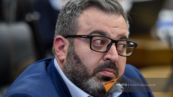 Депутат от блока Армения Гарник Даниелян на обсуждении бюджета 2024 года в парламенте (2 ноября 2023). Еревaн - Sputnik Армения
