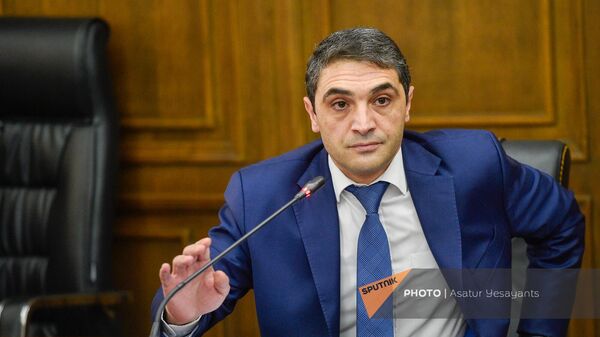 Министр окружающей среды Акоп Симидян на обсуждении бюджета 2024 года в парламенте (2 ноября 2023). Еревaн - Sputnik Армения