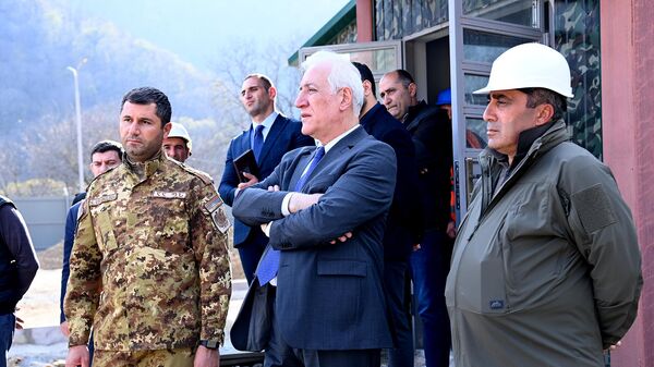 Президент Ваагн Хачатурян посетил одну из вновь построенных модульных воинских частей региона (2 ноября 2023). Сюник - Sputnik Армения