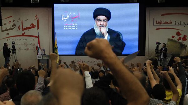 Сторонники поддерживаемой Ираном группировки Хезболла аплодируют, слушая речь Сайеда Хасана Насраллы  - Sputnik Армения