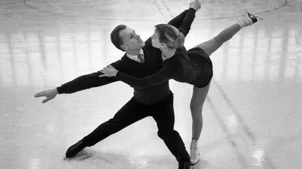 Советские фигуристы, чемпионы СССР в парном катании 1962 г. Людмила Белоусова и Олег Протопопов - Sputnik Армения
