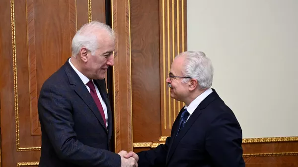 Президент Ваагн Хачатурян встретился с членом попечительского совета Всеармянского фонда Айастан Петросом Терзяном (4 ноября 2023). Еревaн - Sputnik Армения