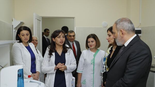 Премьер-министр Никол Пашинян знакомится с возможностями нового Мартунинского медицинского центра (4 ноября 2023). Гегаркуник - Sputnik Армения