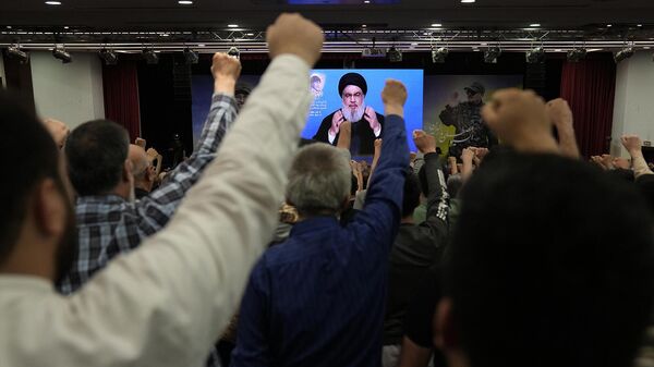 Сторонники поддерживаемой Ираном группировки Хезболла аплодируют, слушая речь Сайеда Хасана Насраллы  - Sputnik Армения